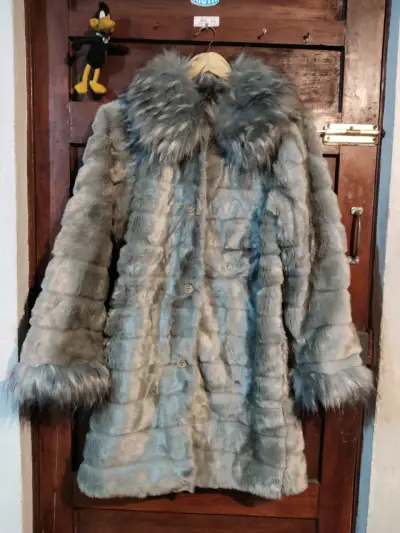 Abrigo de piel sintética gris con cuello de pelo - miniatura 5
