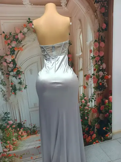 Vestido de fiesta largo plateado con espalda descubierta - miniatura 1