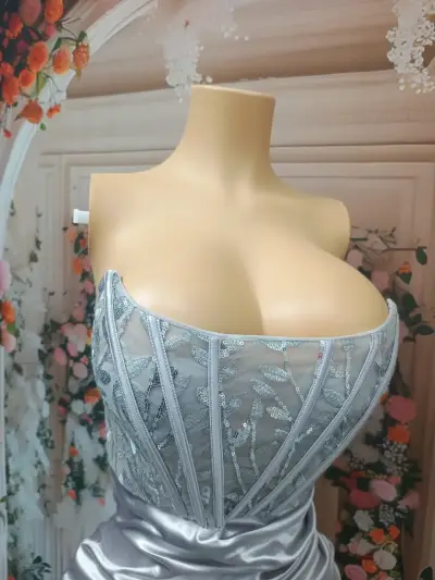 Vestido de fiesta largo plateado con espalda descubierta - miniatura 3