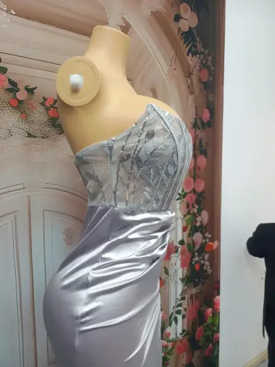 Vestido de fiesta largo plateado con espalda descubierta - miniatura 4