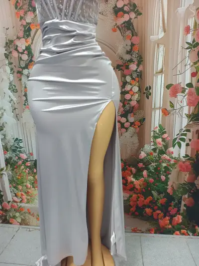 Vestido de fiesta largo plateado con espalda descubierta - miniatura 5