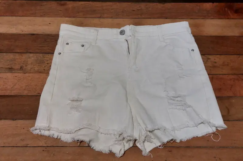 Shorts de mezclilla blancos con diseño desgastado