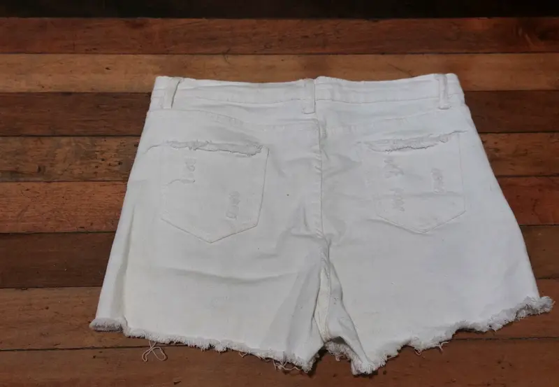 Shorts de mezclilla blancos con diseño desgastado - 2