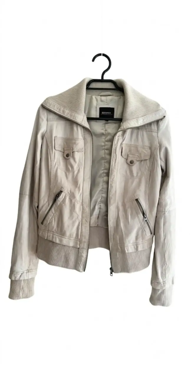 Chaqueta de mujer beige Bershka con bolsillos - 1