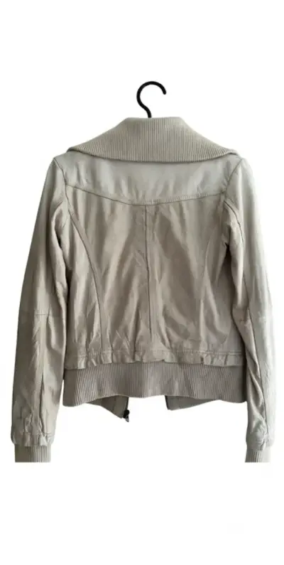 Chaqueta de mujer beige Bershka con bolsillos - miniatura 2