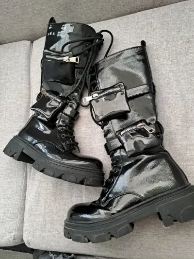 Botas negras de charol con bolsillos - miniatura 1