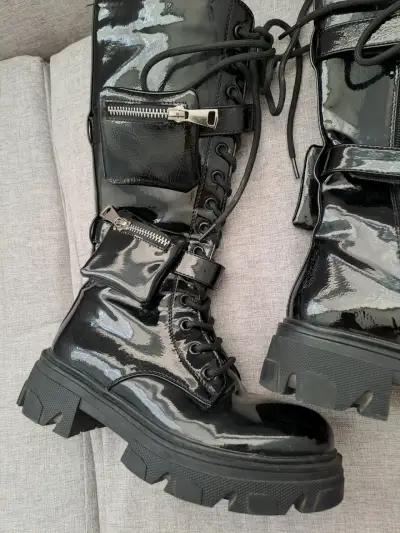 Botas negras de charol con bolsillos - miniatura 4
