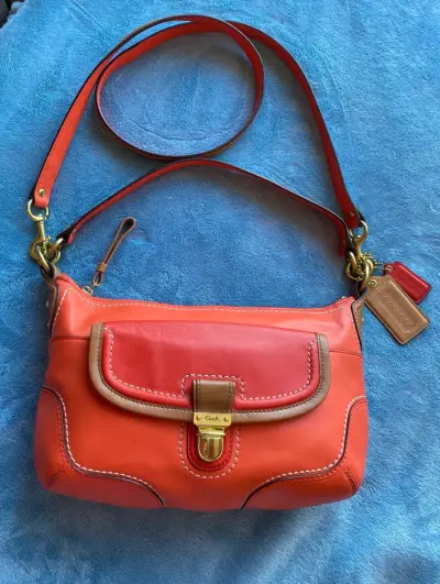 Bolso de cuero rojo Coach con correa ajustable - miniatura 1