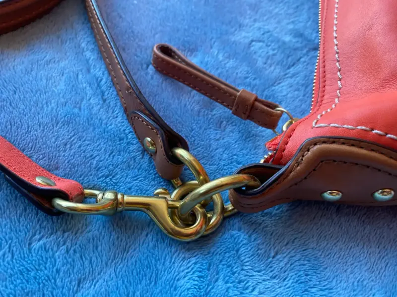 Bolso de cuero rojo Coach con correa ajustable - 2