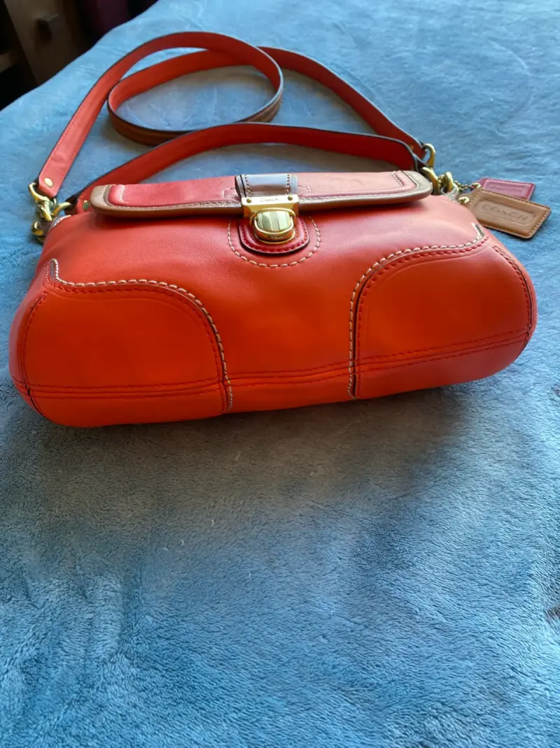 Bolso de cuero rojo Coach con correa ajustable - 3