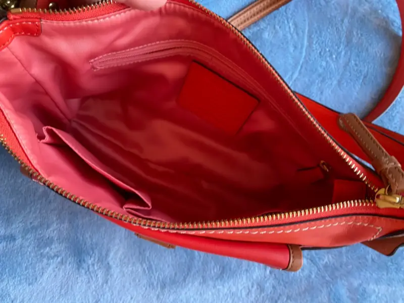 Bolso de cuero rojo Coach con correa ajustable - 4