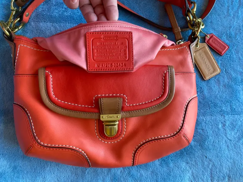 Bolso de cuero rojo Coach con correa ajustable - 5