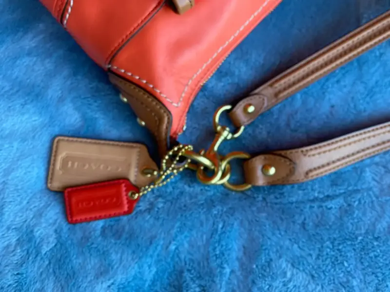 Bolso de cuero rojo Coach con correa ajustable - 6