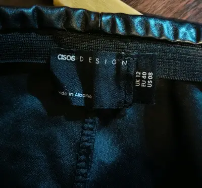 Falda corta de cuero sintético negra - miniatura 4