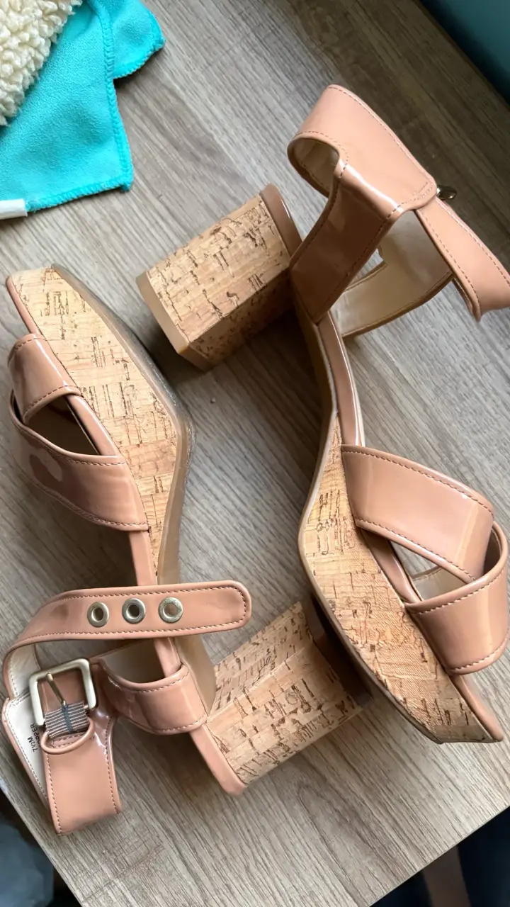 Sandalias de tacón alto color beige - 1