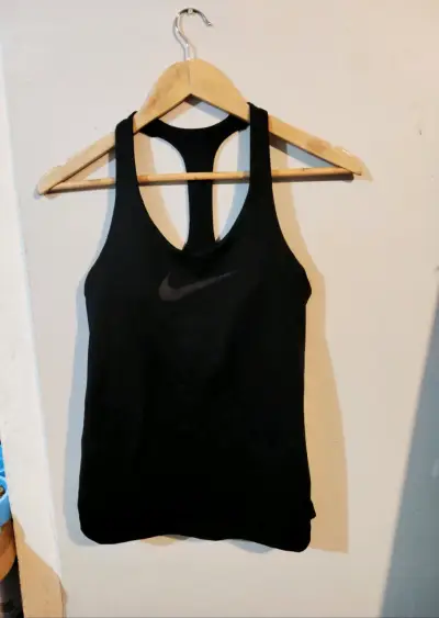 Polera deportiva negra Nike para mujer - miniatura 1