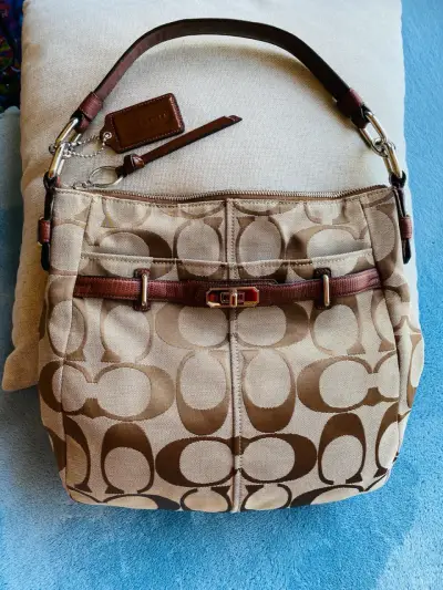 Bolso de hombro Coach beige con monograma - miniatura 1