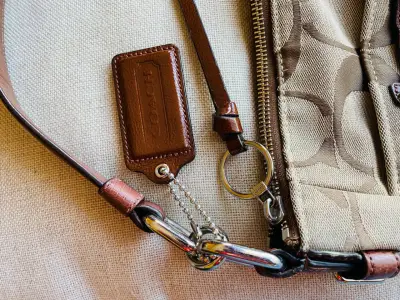 Bolso de hombro Coach beige con monograma - miniatura 2