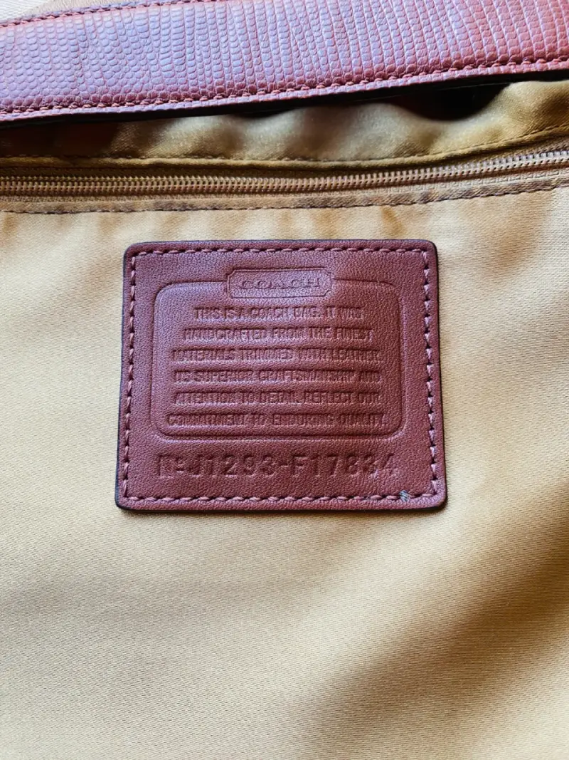 Bolso de hombro Coach beige con monograma - 4