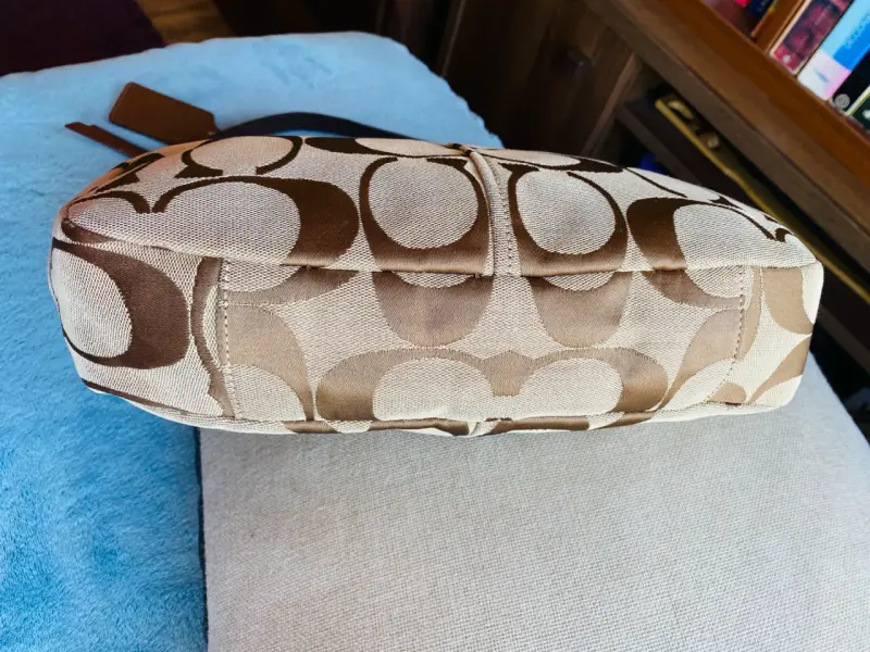 Bolso de hombro Coach beige con monograma - 5