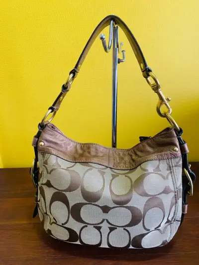 Bolso de hombro Coach marrón con monograma - miniatura 1