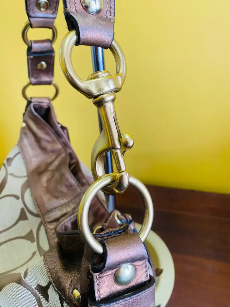 Bolso de hombro Coach marrón con monograma - 4