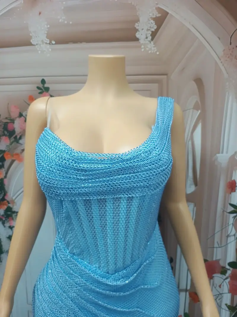 Vestido de fiesta celeste con malla de piedras - 4