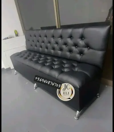 Sofá de cuero negro con diseño capitoné - miniatura 1