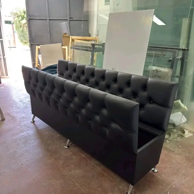 Sofá de cuero negro con diseño capitoné - 3