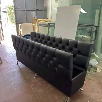 Sofá de cuero negro con diseño capitoné - miniatura 3