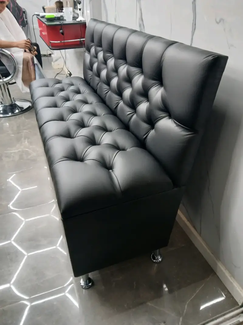Sofá de cuero negro con diseño capitoné - 4