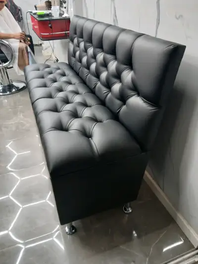 Sofá de cuero negro con diseño capitoné - miniatura 4