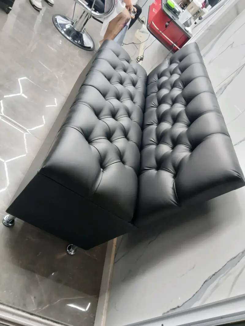 Sofá de cuero negro con diseño capitoné - 5