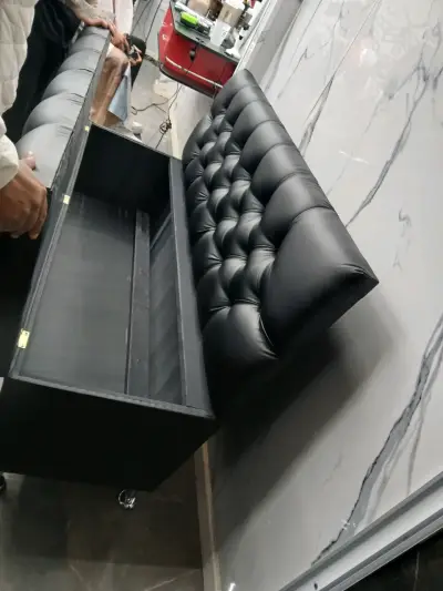 Sofá de cuero negro con diseño capitoné - miniatura 6
