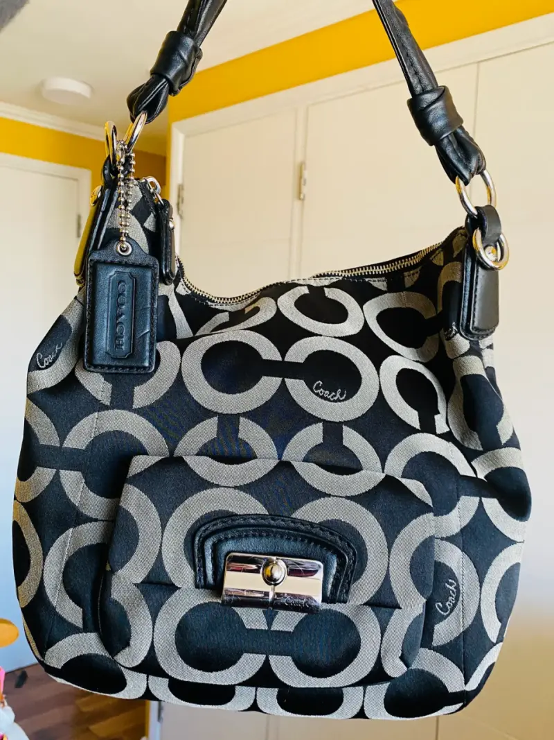Bolso de hombro Coach con diseño icónico