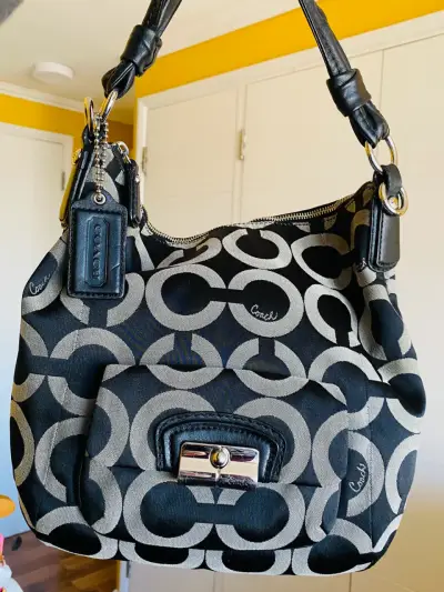 Bolso de hombro Coach con diseño icónico - miniatura 1