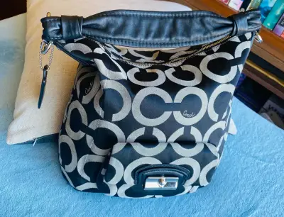 Bolso de hombro Coach con diseño icónico - miniatura 6