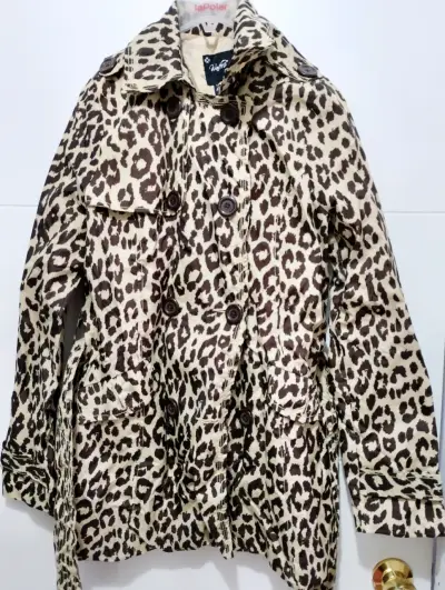Abrigo de Leopardo para Mujer con Botones - miniatura 2