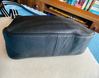Cartera negra con correa ajustable Kate Spade - miniatura 4