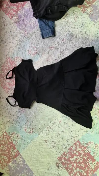 Vestido negro elegante para mujer - miniatura 1