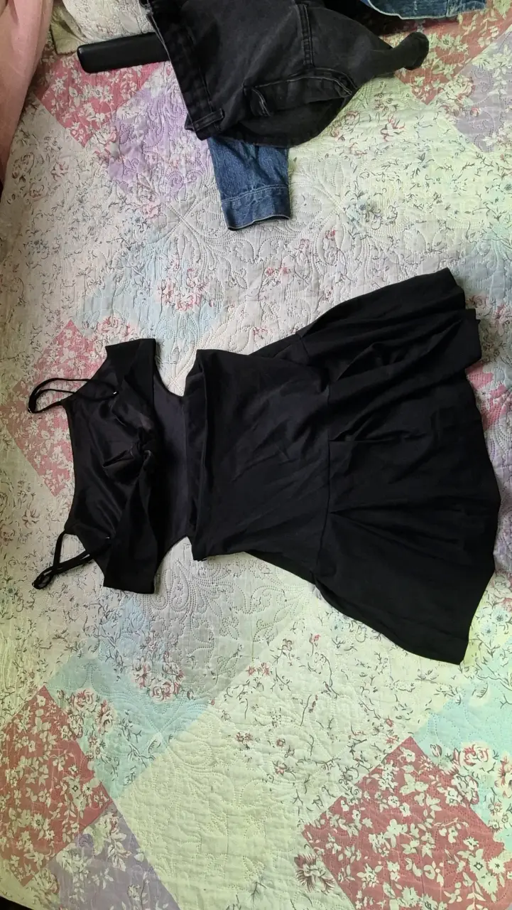 Vestido negro elegante para mujer - 2
