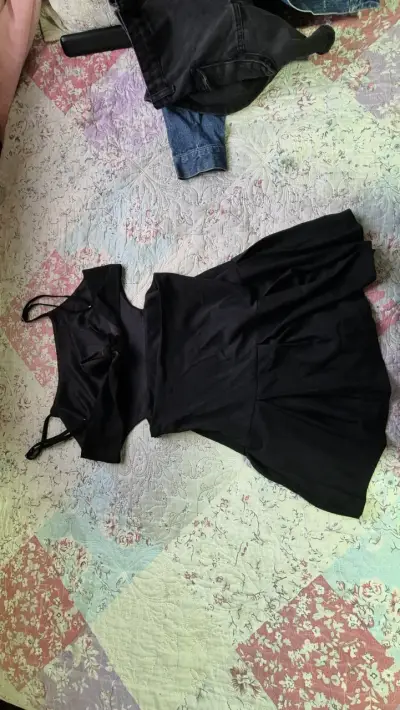 Vestido negro elegante para mujer - miniatura 2