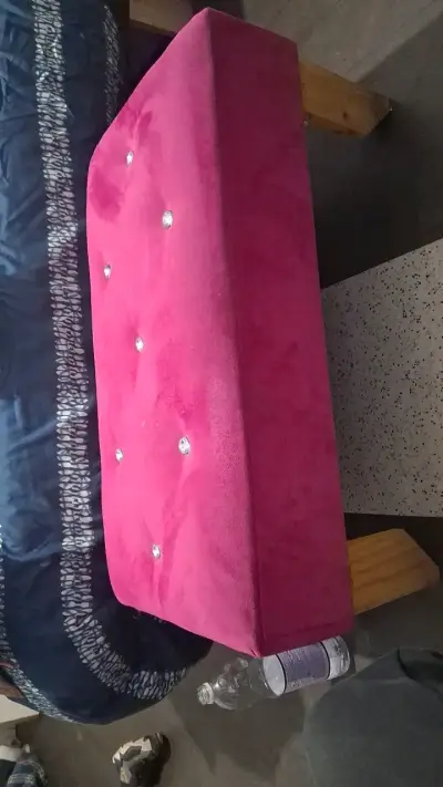 Banqueta tapizada fucsia con botones decorativos - miniatura 1