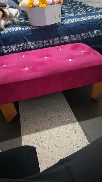 Banqueta tapizada fucsia con botones decorativos - miniatura 2