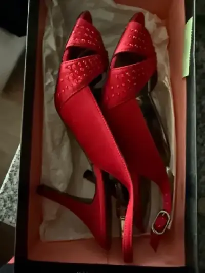 Tacones rojos con cristales elegantes - miniatura 1