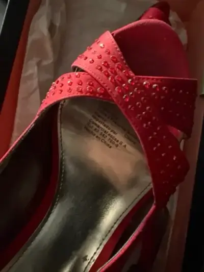 Tacones rojos con cristales elegantes - miniatura 2