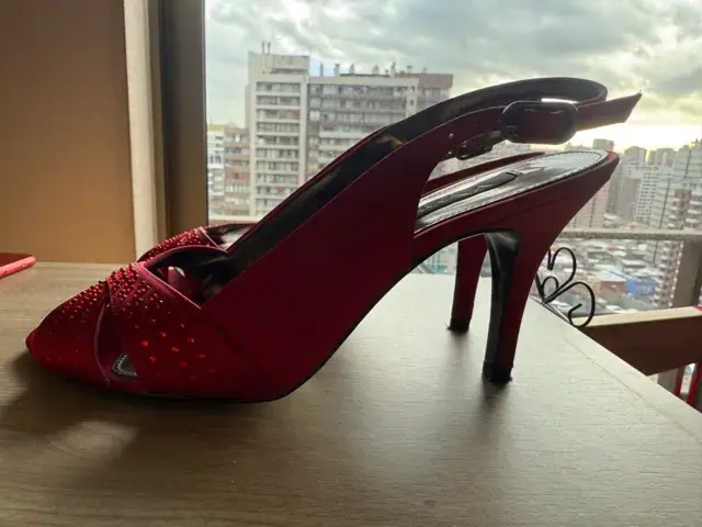 Tacones rojos con cristales elegantes - 3