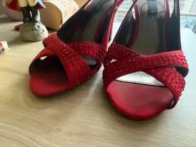 Tacones rojos con cristales elegantes - miniatura 5