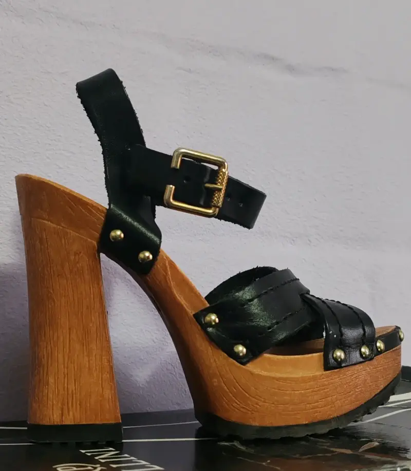 Sandalias de tacón alto de cuero negro - 2