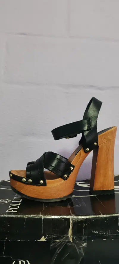 Sandalias de tacón alto de cuero negro - miniatura 3